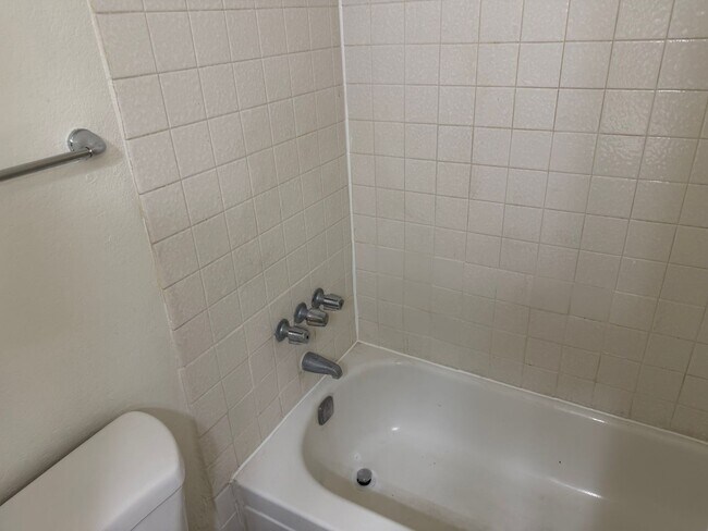 Building Photo - 3 Bedroom 1.5 Bathroom Townhouse