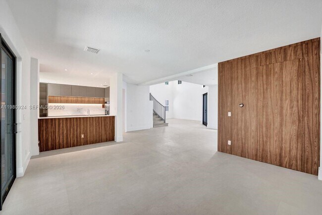 Building Photo - 4100 E Gardenia Ave