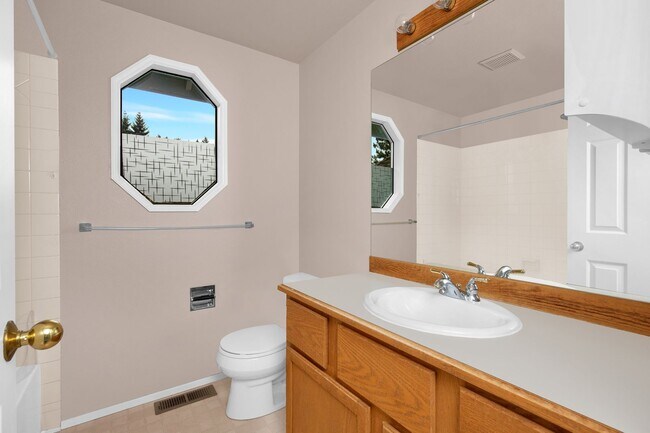 Building Photo - Open 3 Bedroom in Nice Neighborhood Close to Everything