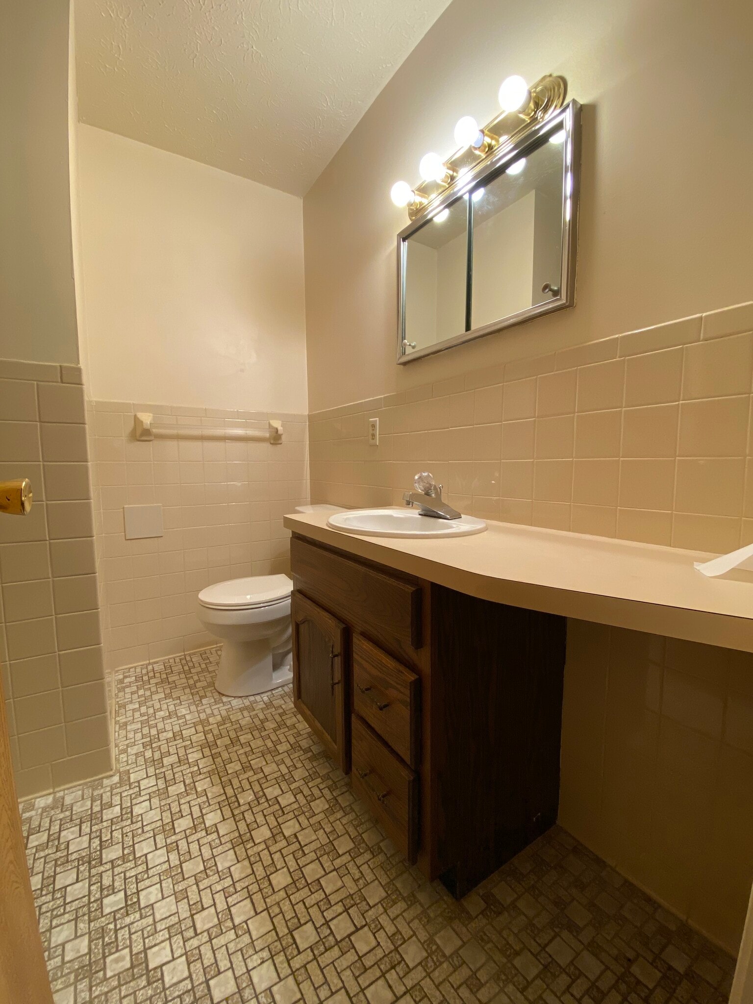 1 full bath - 29 S Main St