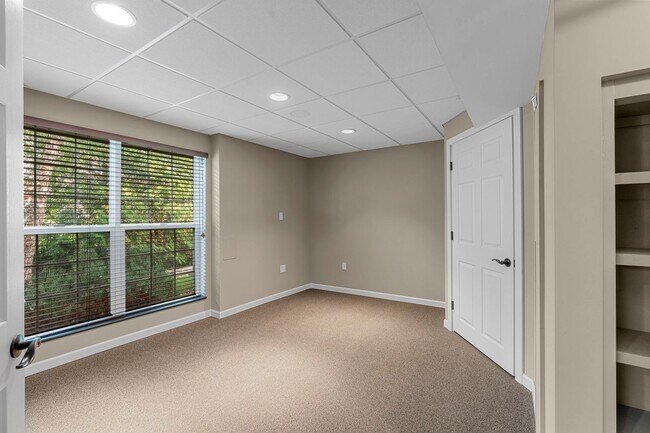 Building Photo - Stunning Former Display Home on a Quiet Cu...