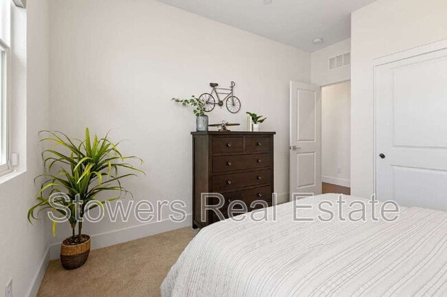 Building Photo - 2428 Periwinkle Pl