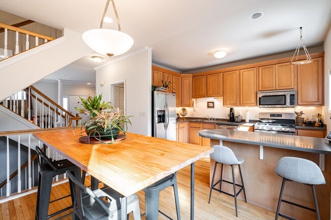 Building Photo - Live steps from Lake Michigan in this spac...