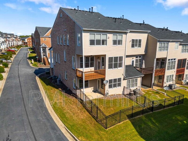 Building Photo - 321 Creekbank Way SE