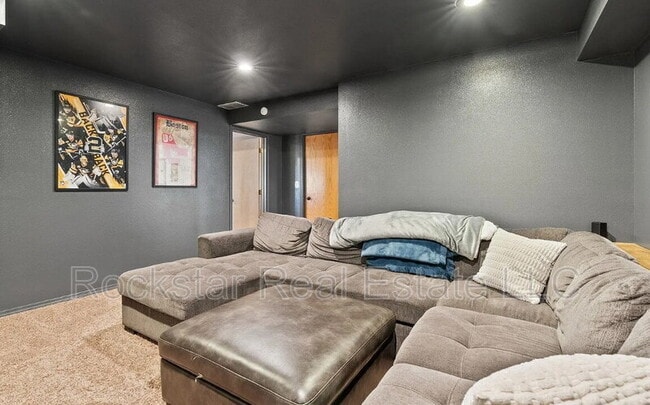 Building Photo - 607 W Persimmon Ln