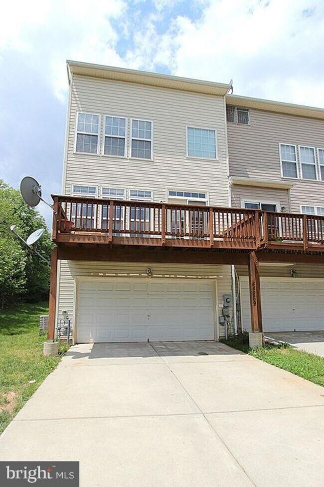 Building Photo - Beautiful 3-Bedroom, 2.5-Bath End-Unit Gar...
