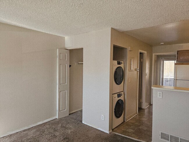 Building Photo - Cozy 1 Bedroom Condo with Assigned Parking Space