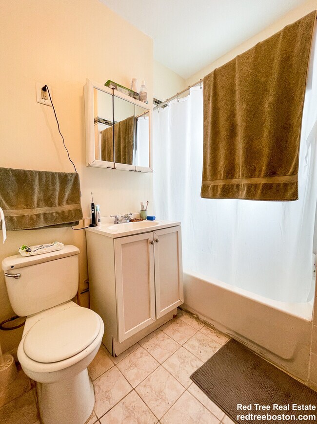 Building Photo - 248 Kelton St