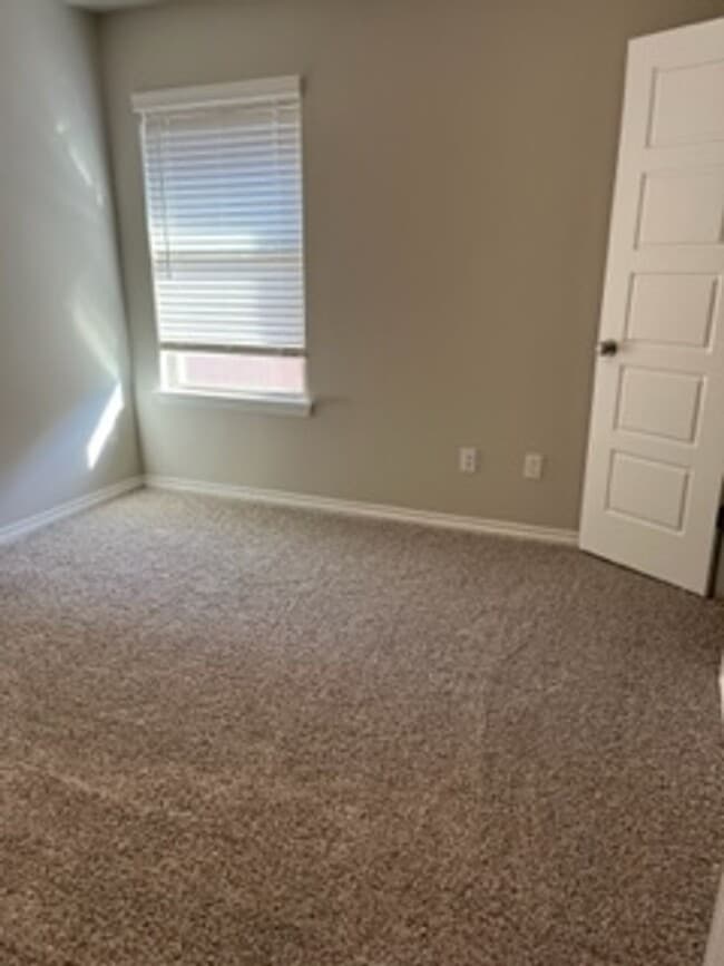Building Photo - This home will not last long!
