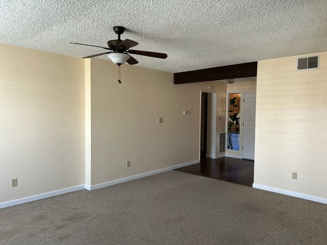 Building Photo - Charming and Close to Dining, Shopping, Gym, Theater