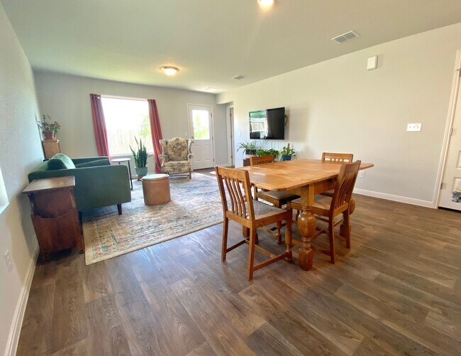 Building Photo - Modern Comfort Meets Peaceful Living – A s...