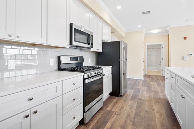 Building Photo - The Diamond at Warren