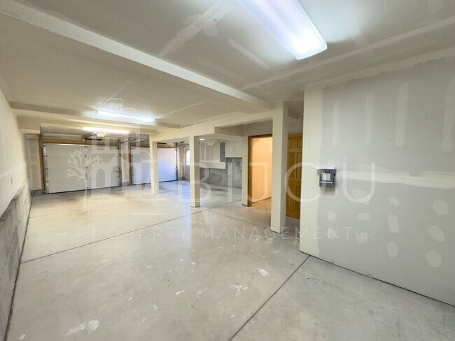 Building Photo - Ivywild Main Floor Living