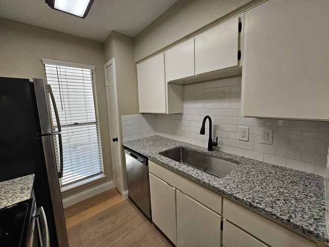 Building Photo - Ready for immediate move in!