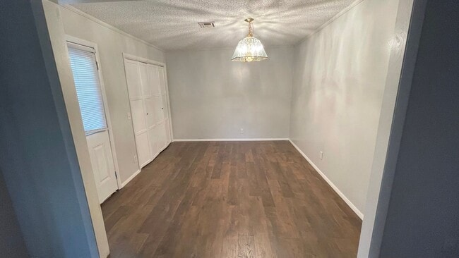 Building Photo - inviting & comfortable3 Bed 1 Bath House