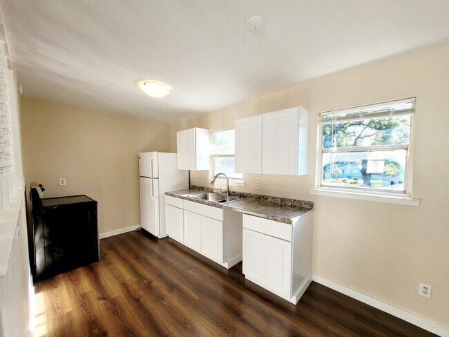Building Photo - 3 bedroom home with Electric included