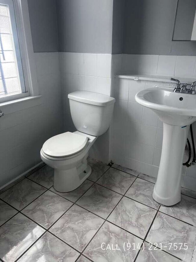 Building Photo - 44 Vineyard Ave