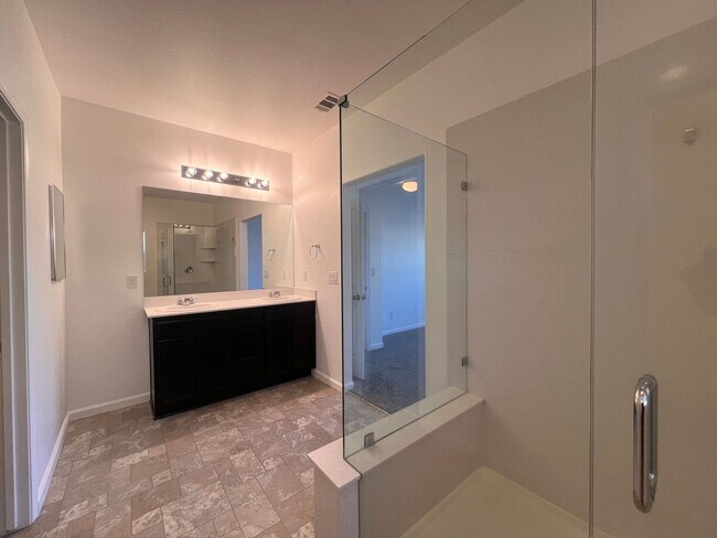 Building Photo - Luxurious 4 bedroom 3 bath family home in ...