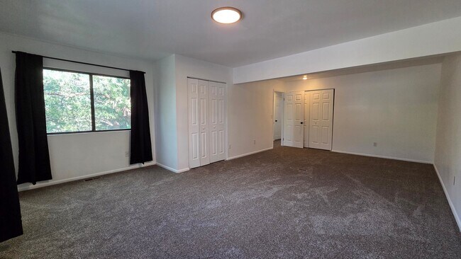 Building Photo - 2205 Friendship Cir