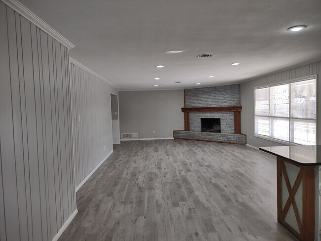 Building Photo - Large Updated 4 Bedroom Home Off University