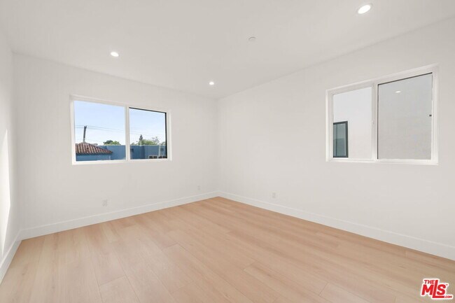 Building Photo - 913 N Hobart Blvd