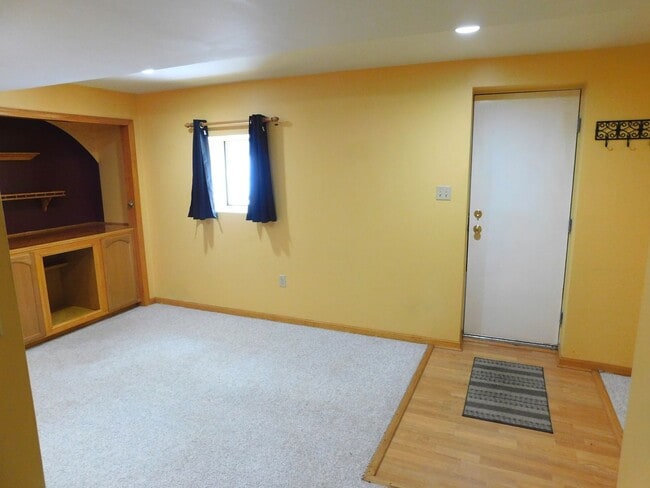 Building Photo - 3 Floor Condo Located In Country Setting -...