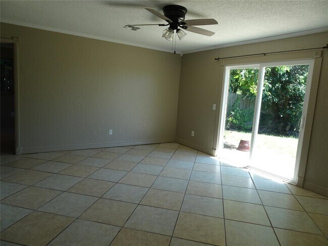 Building Photo - 600 Oak Creek Dr