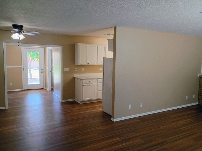 Building Photo - 41315 Sequoia Ln