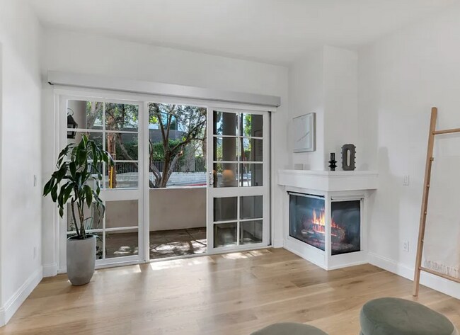 Building Photo - 851 N San Vicente Blvd