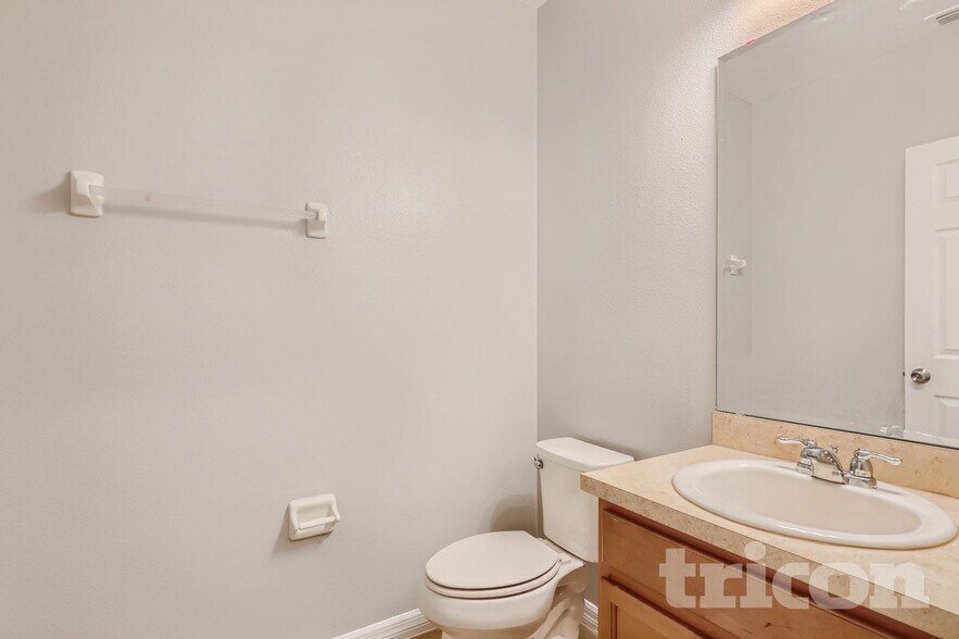 Building Photo - 642 Black Eagle Dr