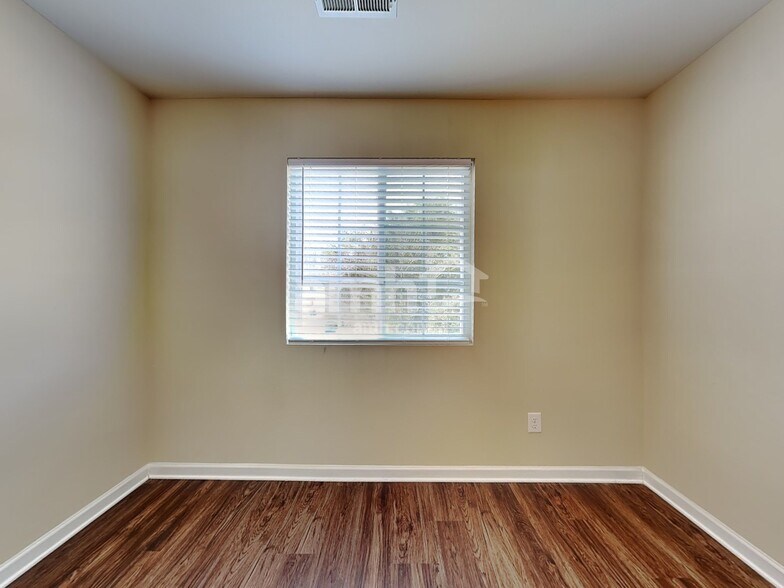 Building Photo - 502 Walnut Crossing Dr