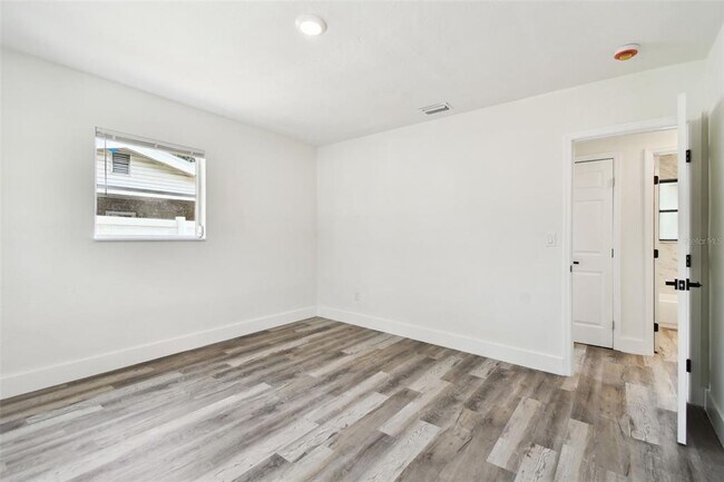 Building Photo - 4461 Shore Acres Blvd NE