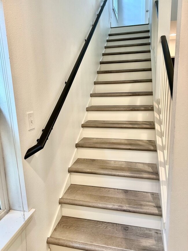 Building Photo - Modern 3 bedroom, 2.5 bathroom Townhome in Mapleleaf!