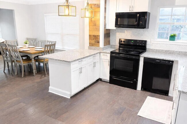 Building Photo - 1903 E 13th St