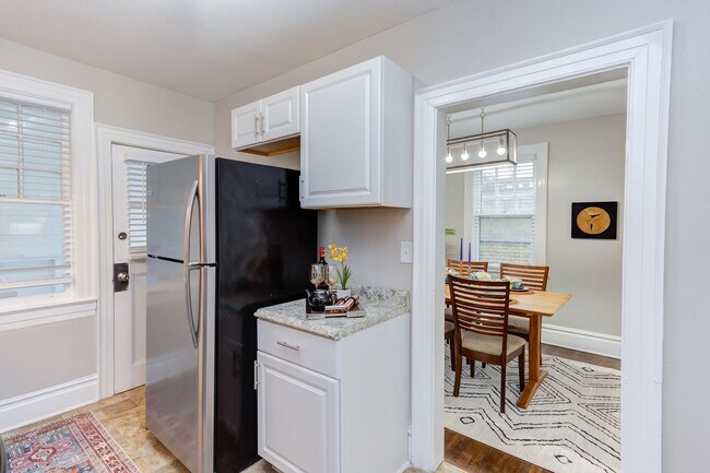 Building Photo - Available Now - Adorable and Spacious!  2 ...