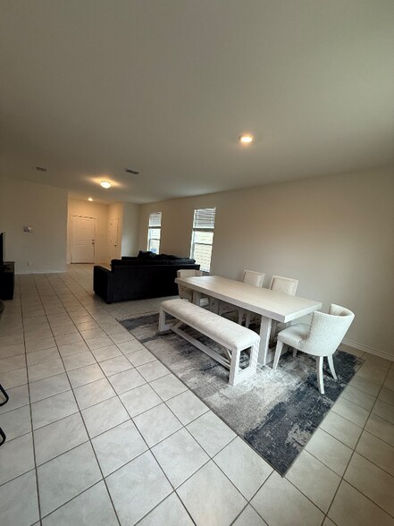 Building Photo - 409 Dakota Crk