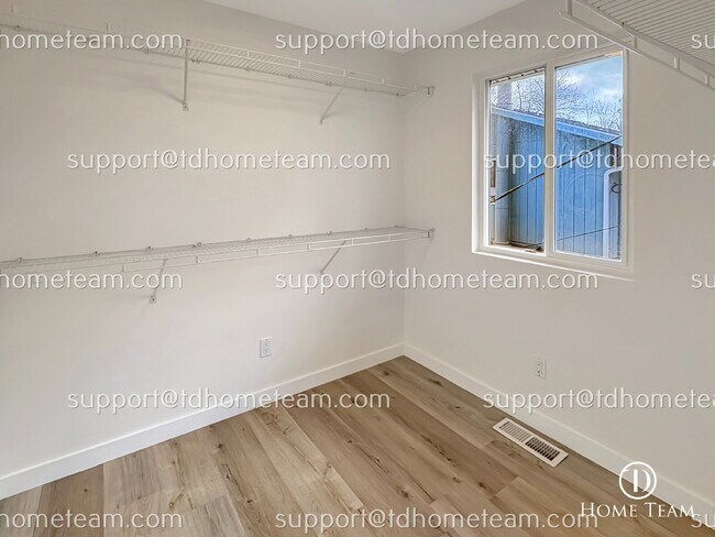 Building Photo - "Spacious 4-Bed Oasis with Scenic Views in Prime Seattle Location!"