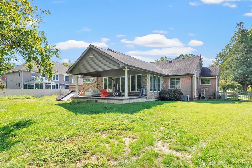 Building Photo - 26 Pearsall Pl