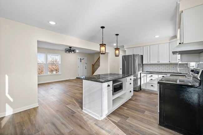 Building Photo - 564 Briarwood Dr