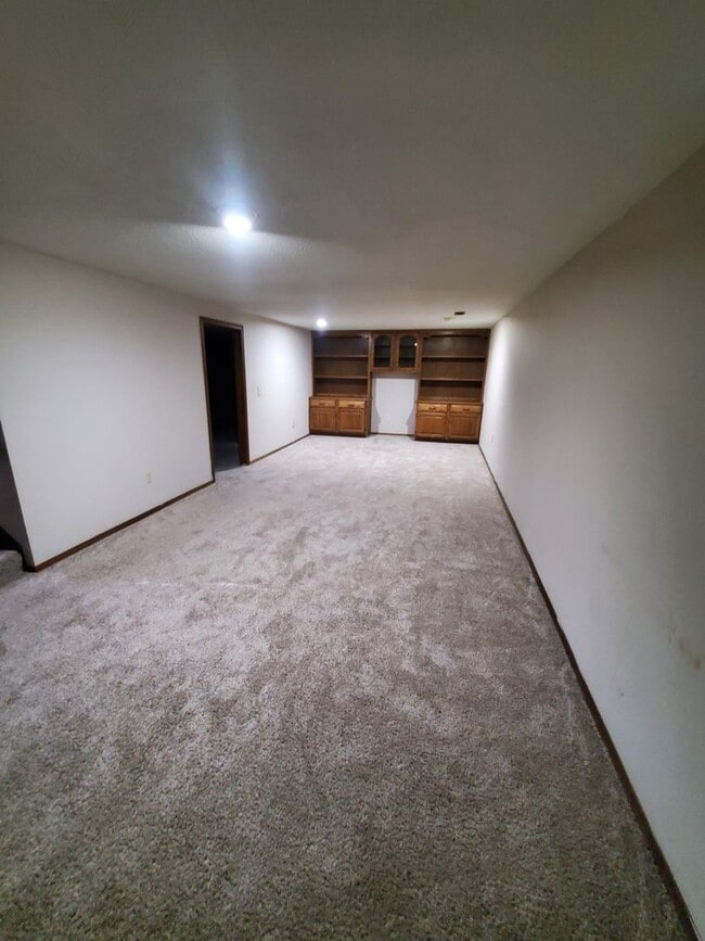 Building Photo - large free standing home Just S. of 13th a...