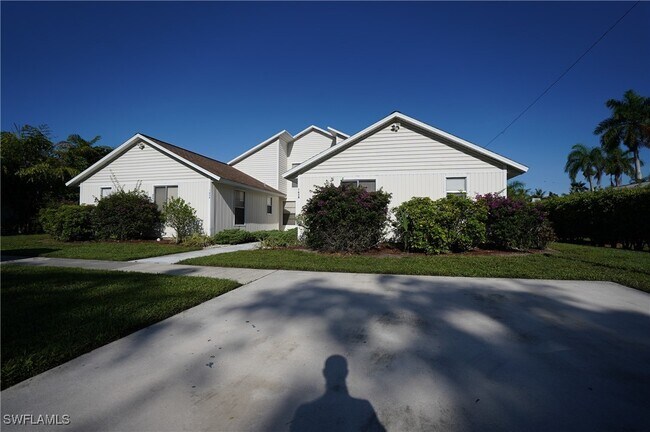 Building Photo - 165 Crown Dr