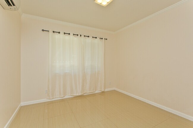 Building Photo - 912 8th Ave