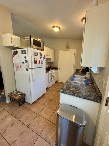 Kitchen - 9601 Nightjar Dr