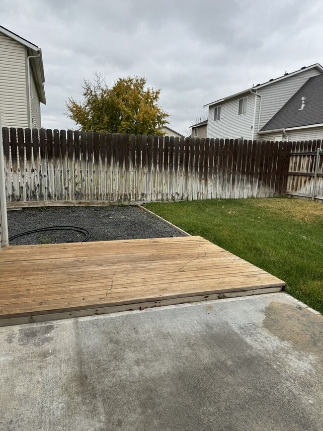 Building Photo - HARD TO FIND 4 BEDROOM