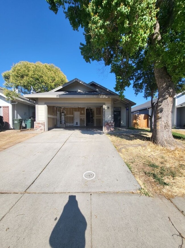 Building Photo - Great Location! 3BD and 2BA