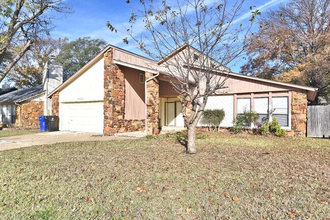 Building Photo - 2208 W Memphis St