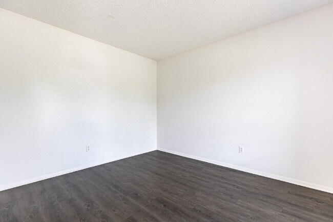 Building Photo - 4910 Tennyson Dr