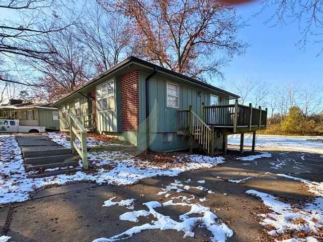 Building Photo - BEAUTIFULLY UPDATED 5 BED/ 3 BATH HOME WITH OVERSIZED GARAGE