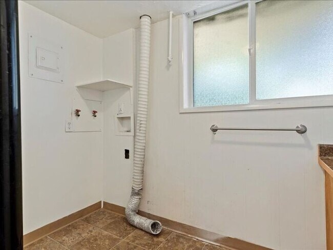 Building Photo - Murray beautiful 4 bed 2.5 bath family home