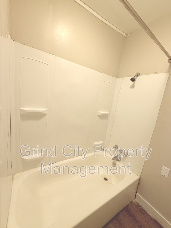 Building Photo - 997 S Willett St